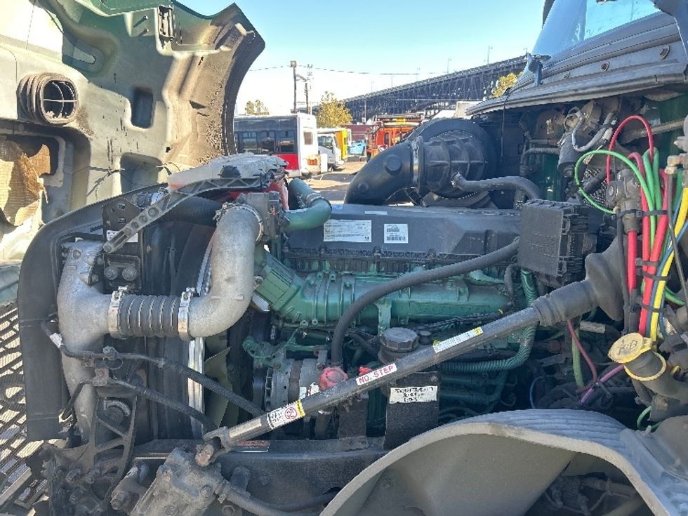 Day Cab Tractor-Heavy Duty Tractors-Volvo-2019-VNL64T300-Kearny-NJ-443,549\n\t\tmiles-$ 36,750 - Image 16