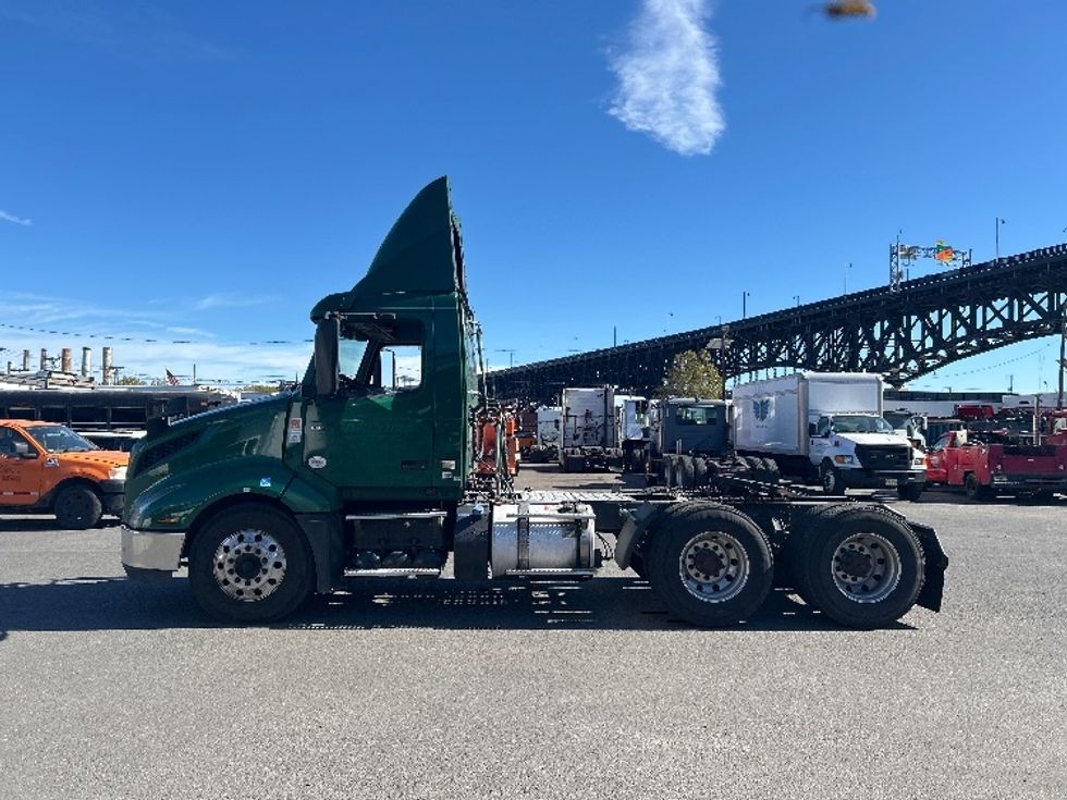 Day Cab Tractor-Heavy Duty Tractors-Volvo-2019-VNL64T300-Kearny-NJ-443,549\n\t\tmiles-$ 36,750 - Image 4