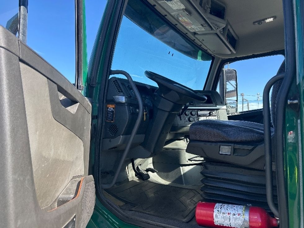 Day Cab Tractor-Heavy Duty Tractors-Volvo-2019-VNL64T300-Kearny-NJ-443,549\n\t\tmiles-$ 36,750 - Image 9