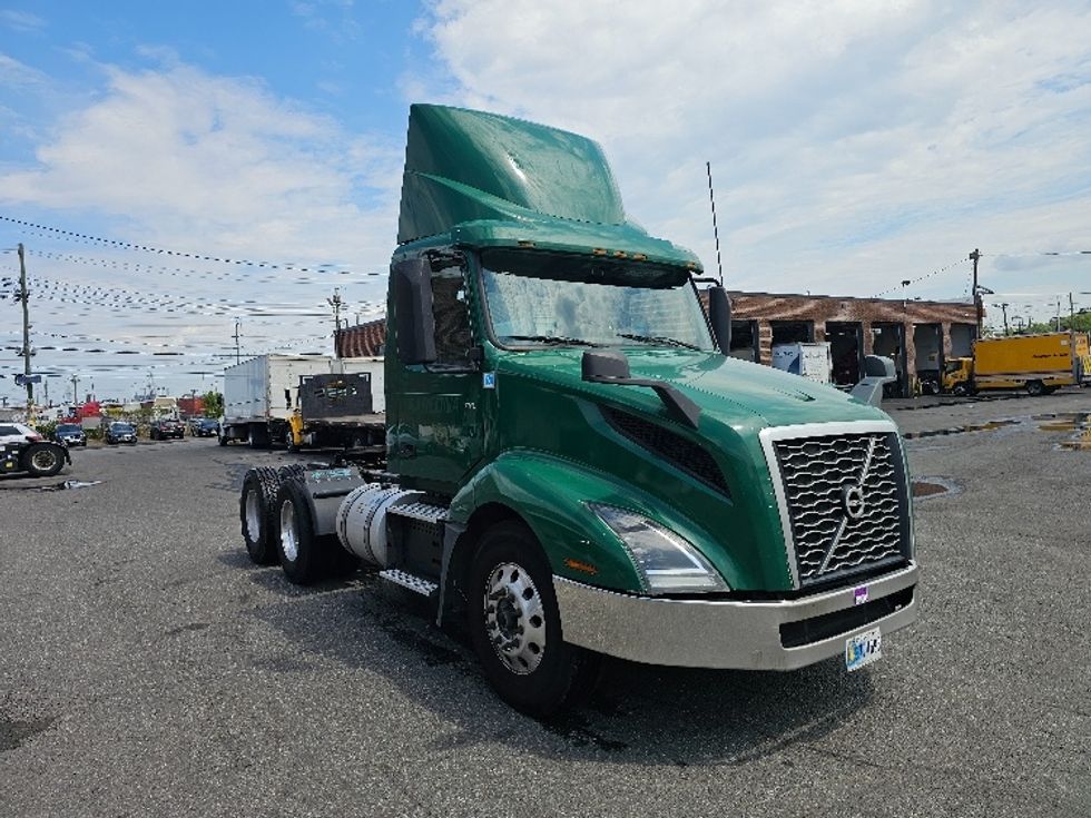 Day Cab Tractor-Heavy Duty Tractors-Volvo-2019-VNL64T300-Kearny-NJ-466,160\n\t\tmiles-$ 38,250 - Image 1