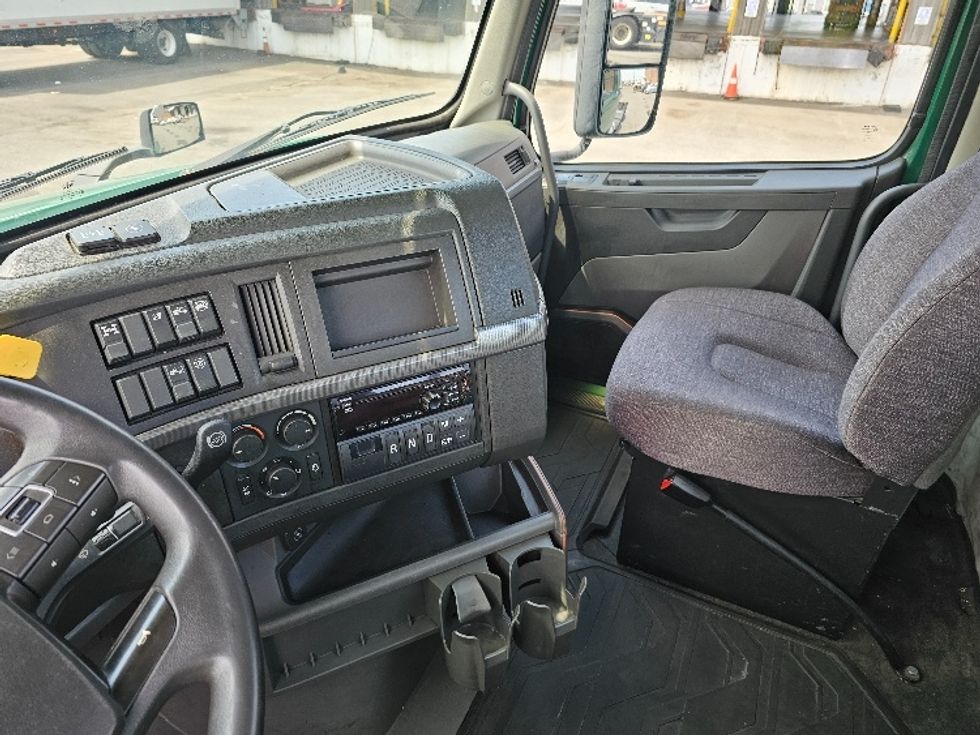 Day Cab Tractor-Heavy Duty Tractors-Volvo-2019-VNL64T300-Kearny-NJ-466,160\n\t\tmiles-$ 38,250 - Image 10