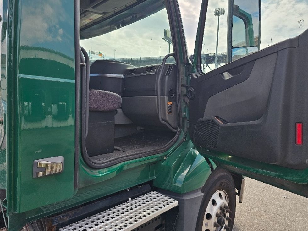 Day Cab Tractor-Heavy Duty Tractors-Volvo-2019-VNL64T300-Kearny-NJ-466,160\n\t\tmiles-$ 38,250 - Image 12