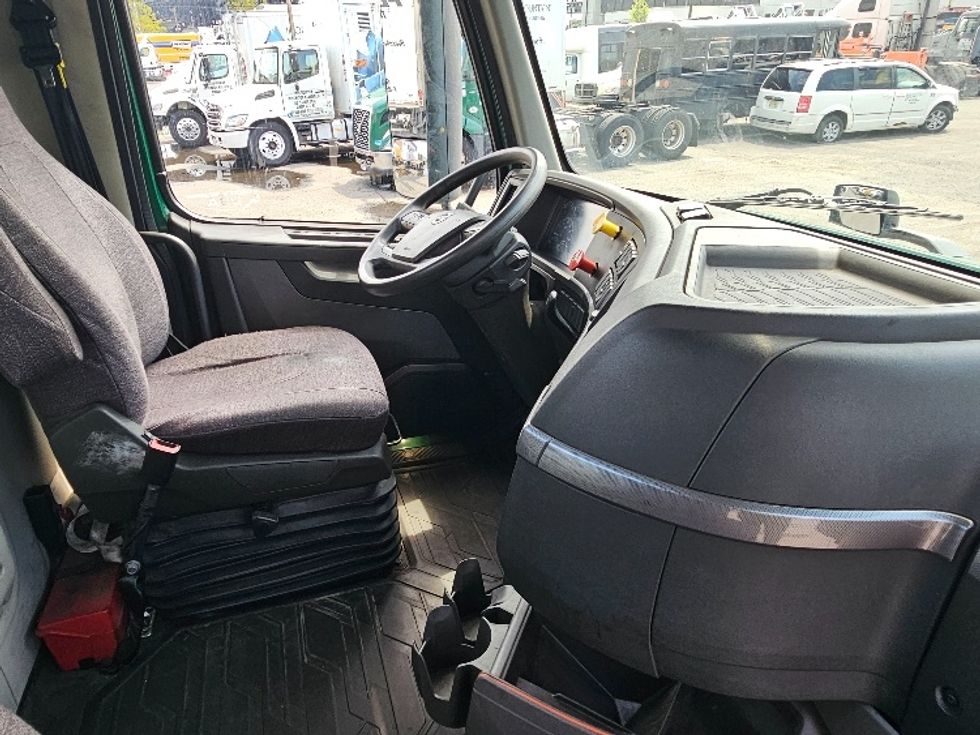 Day Cab Tractor-Heavy Duty Tractors-Volvo-2019-VNL64T300-Kearny-NJ-466,160\n\t\tmiles-$ 38,250 - Image 14