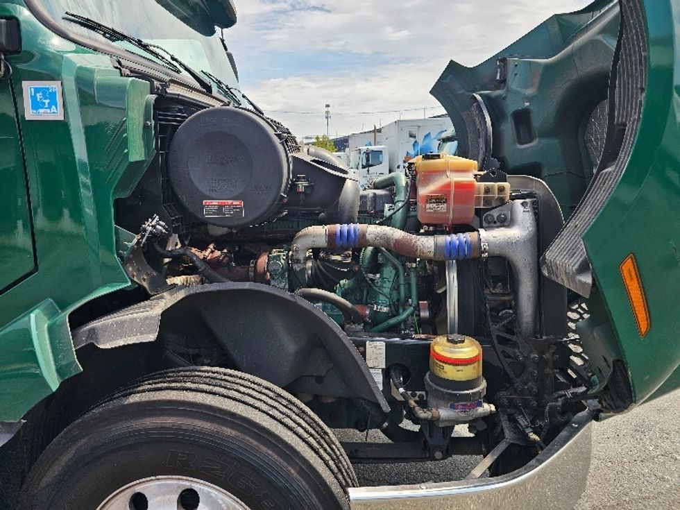 Day Cab Tractor-Heavy Duty Tractors-Volvo-2019-VNL64T300-Kearny-NJ-466,160\n\t\tmiles-$ 38,250 - Image 15