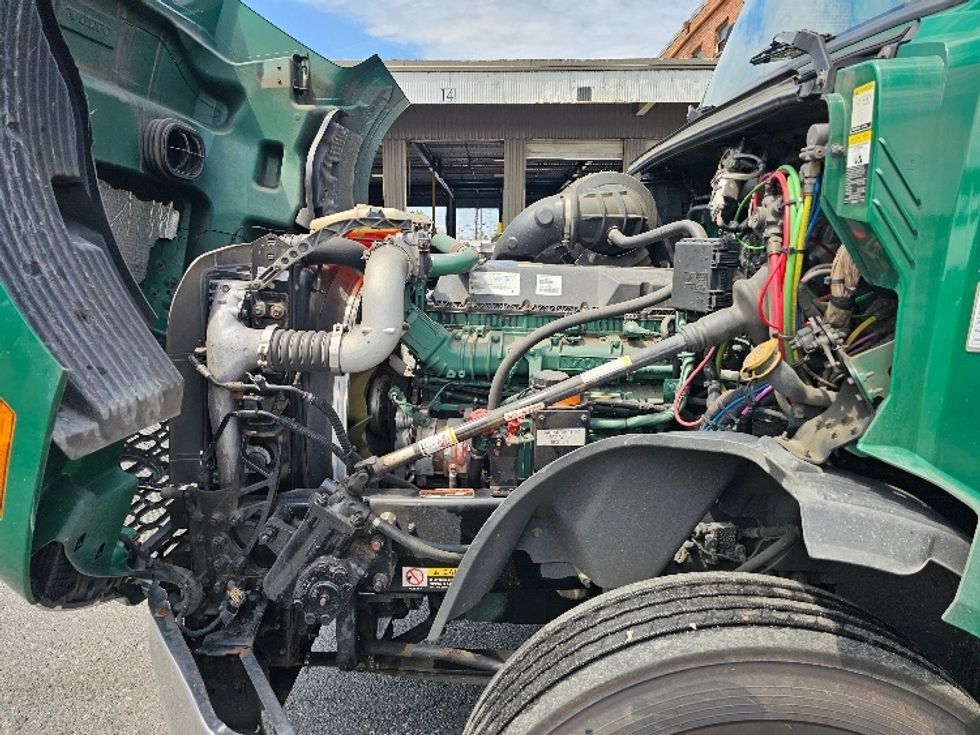 Day Cab Tractor-Heavy Duty Tractors-Volvo-2019-VNL64T300-Kearny-NJ-466,160\n\t\tmiles-$ 38,250 - Image 16