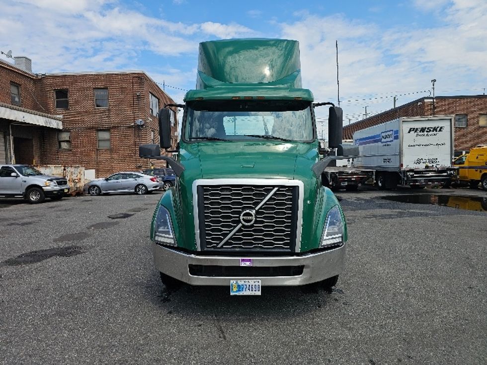 Day Cab Tractor-Heavy Duty Tractors-Volvo-2019-VNL64T300-Kearny-NJ-466,160\n\t\tmiles-$ 38,250 - Image 2
