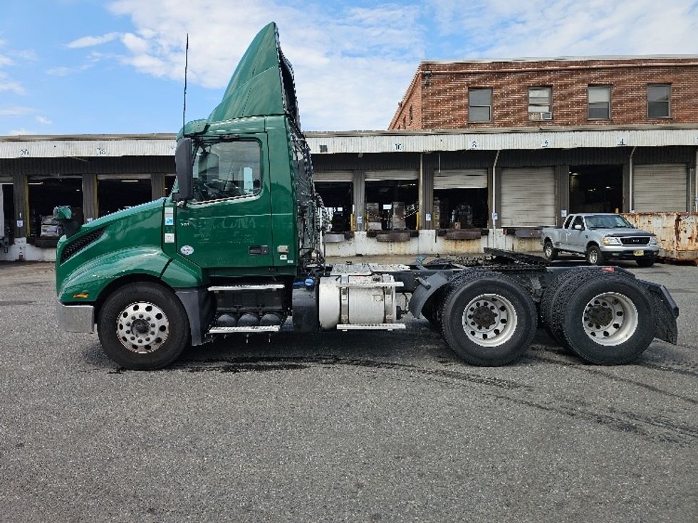 Day Cab Tractor-Heavy Duty Tractors-Volvo-2019-VNL64T300-Kearny-NJ-466,160\n\t\tmiles-$ 38,250 - Image 4