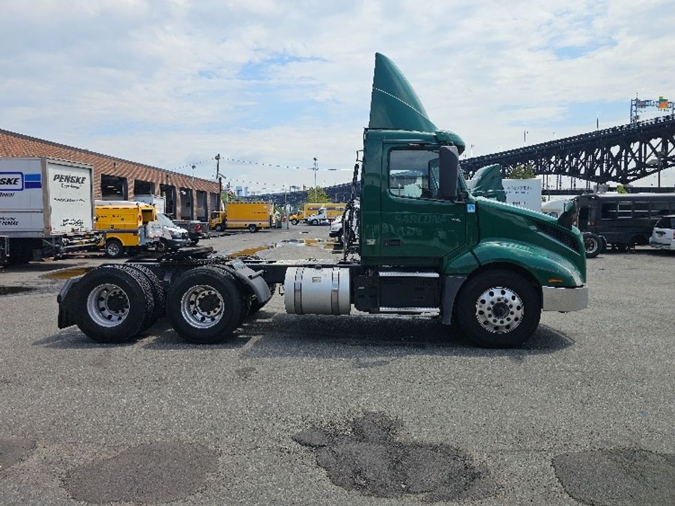 Day Cab Tractor-Heavy Duty Tractors-Volvo-2019-VNL64T300-Kearny-NJ-466,160\n\t\tmiles-$ 38,250 - Image 8