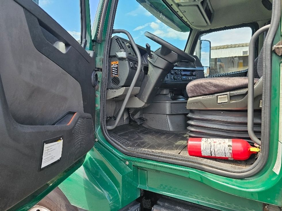 Day Cab Tractor-Heavy Duty Tractors-Volvo-2019-VNL64T300-Kearny-NJ-466,160\n\t\tmiles-$ 38,250 - Image 9