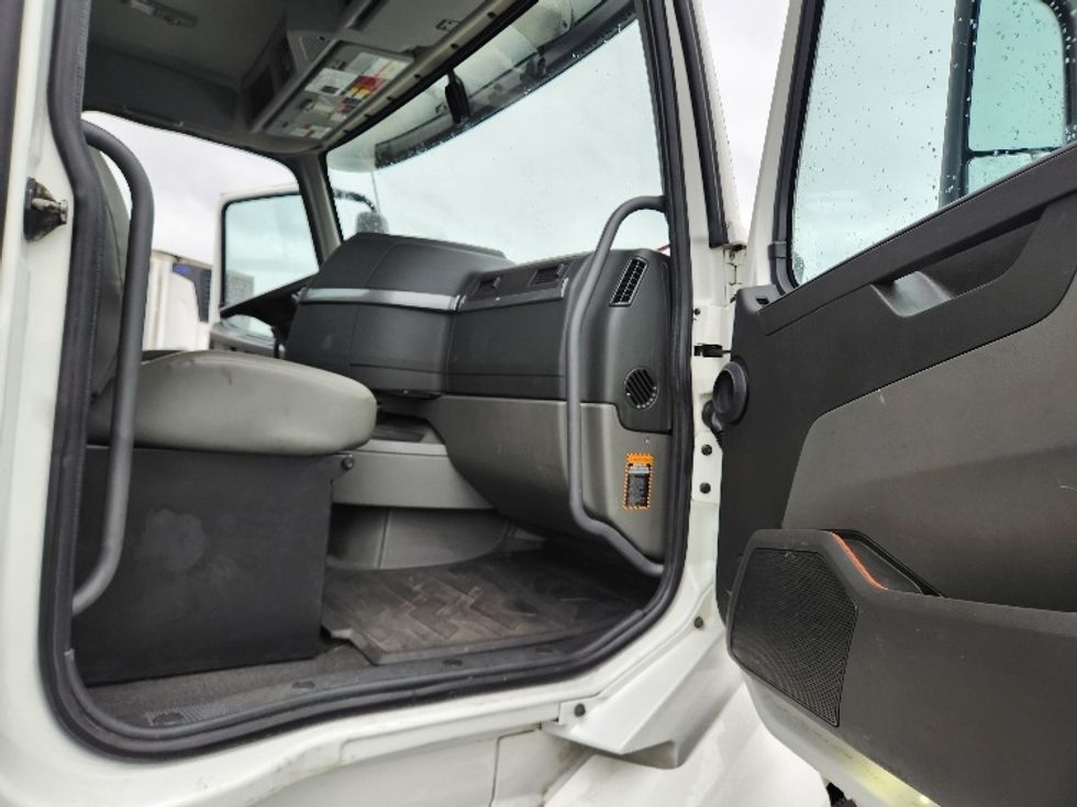 Day Cab Tractor-Heavy Duty Tractors-Volvo-2019-VNL64T300-Kent-WA-378,951\n\t\tmiles-$ 41,500 - Image 12