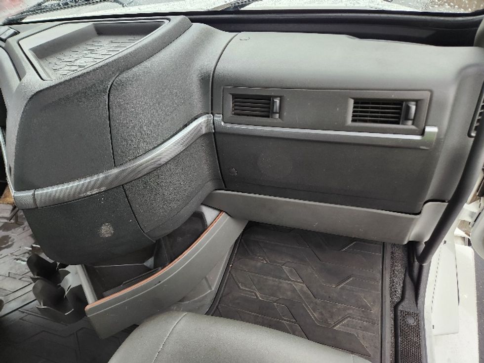 Day Cab Tractor-Heavy Duty Tractors-Volvo-2019-VNL64T300-Kent-WA-378,951\n\t\tmiles-$ 41,500 - Image 13