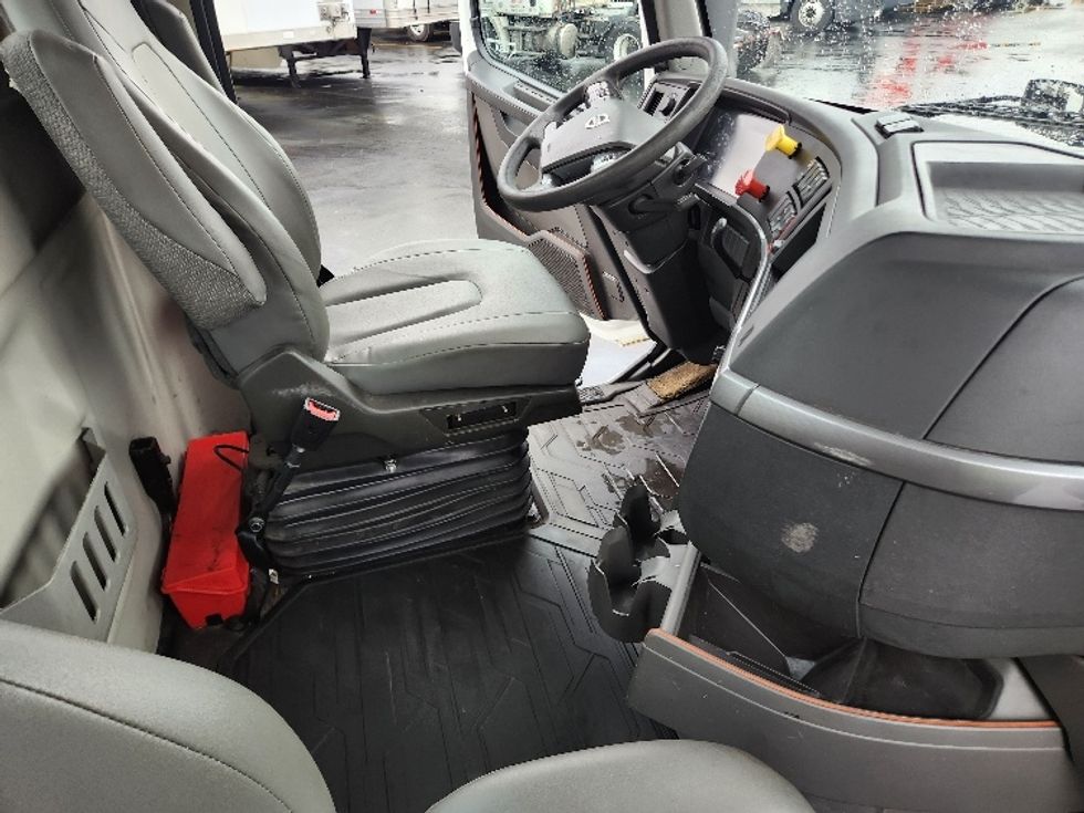 Day Cab Tractor-Heavy Duty Tractors-Volvo-2019-VNL64T300-Kent-WA-378,951\n\t\tmiles-$ 41,500 - Image 14