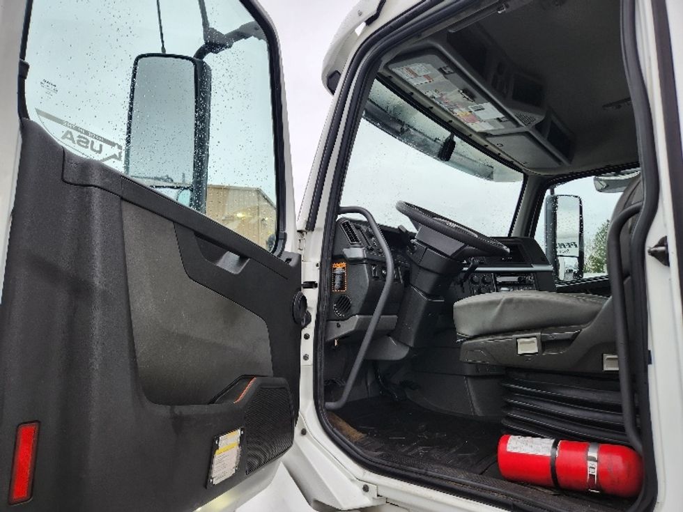 Day Cab Tractor-Heavy Duty Tractors-Volvo-2019-VNL64T300-Kent-WA-378,951\n\t\tmiles-$ 41,500 - Image 9