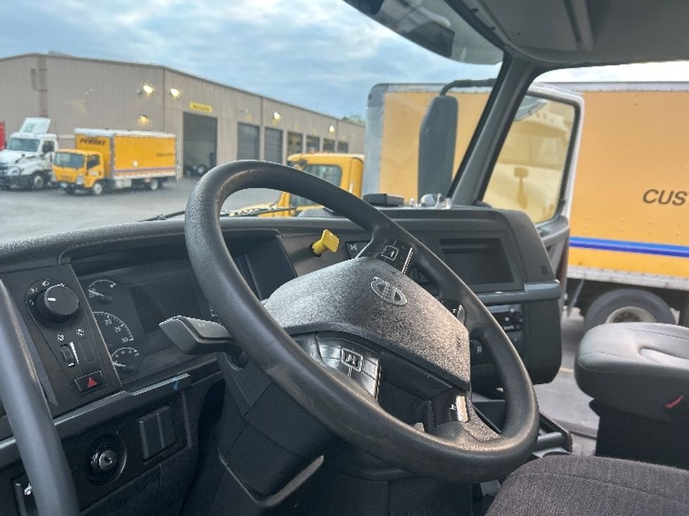 Day Cab Tractor-Heavy Duty Tractors-Volvo-2019-VNL64T300-Kent-WA-417,991\n\t\tmiles-$ 40,500 - Image 10