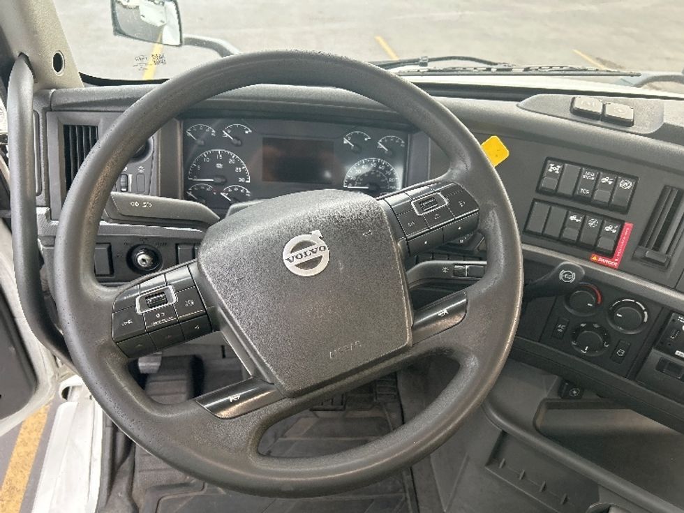 Day Cab Tractor-Heavy Duty Tractors-Volvo-2019-VNL64T300-Kent-WA-417,991\n\t\tmiles-$ 40,500 - Image 11