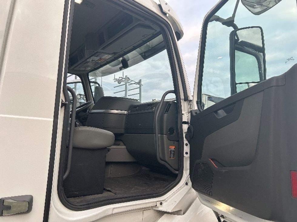 Day Cab Tractor-Heavy Duty Tractors-Volvo-2019-VNL64T300-Kent-WA-417,991\n\t\tmiles-$ 40,500 - Image 12