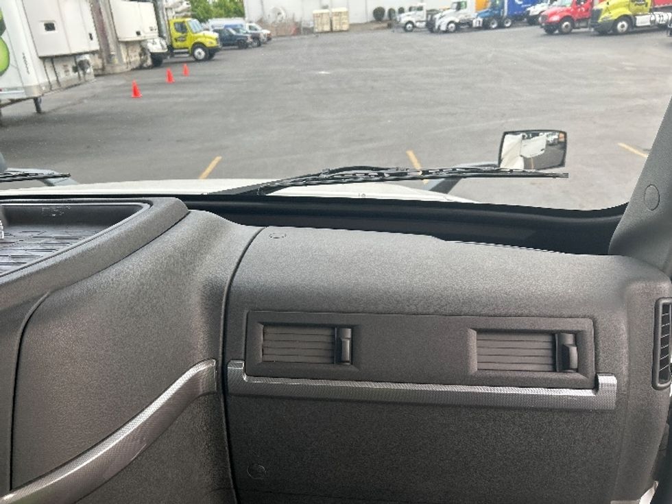 Day Cab Tractor-Heavy Duty Tractors-Volvo-2019-VNL64T300-Kent-WA-417,991\n\t\tmiles-$ 40,500 - Image 13