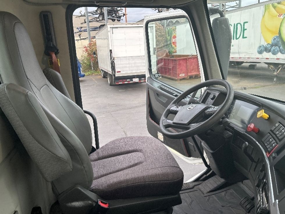 Day Cab Tractor-Heavy Duty Tractors-Volvo-2019-VNL64T300-Kent-WA-417,991\n\t\tmiles-$ 40,500 - Image 14