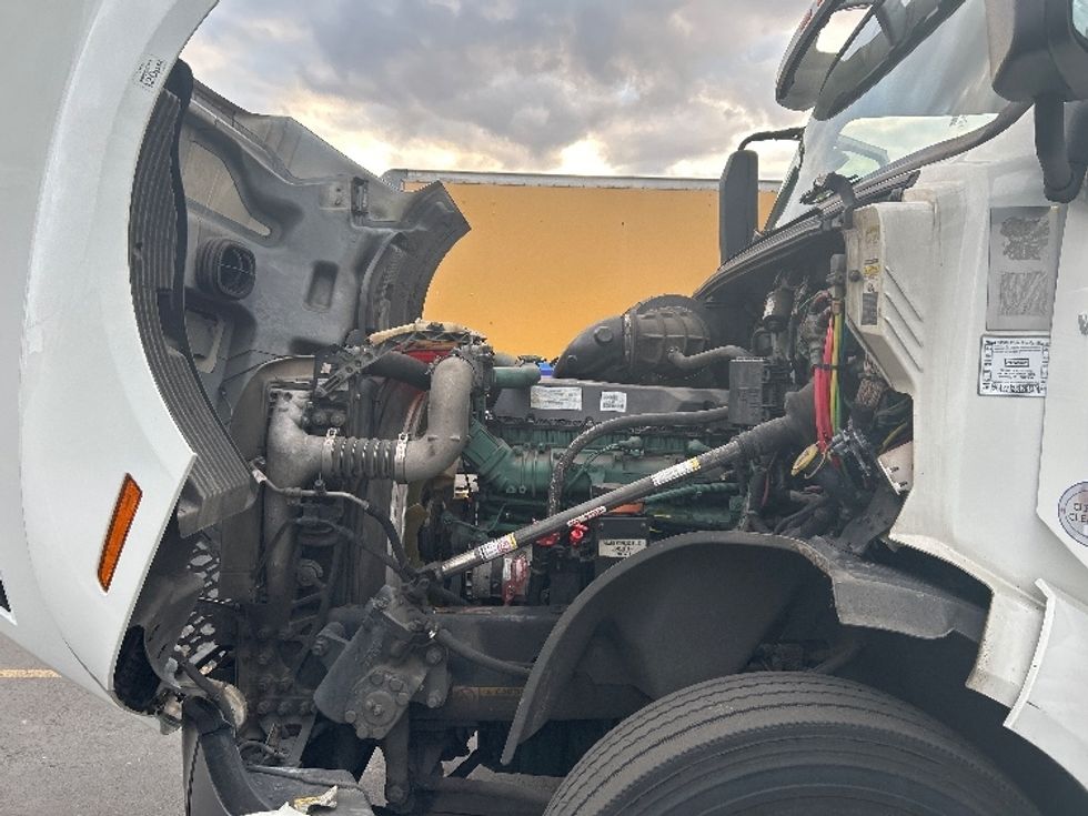 Day Cab Tractor-Heavy Duty Tractors-Volvo-2019-VNL64T300-Kent-WA-417,991\n\t\tmiles-$ 40,500 - Image 16