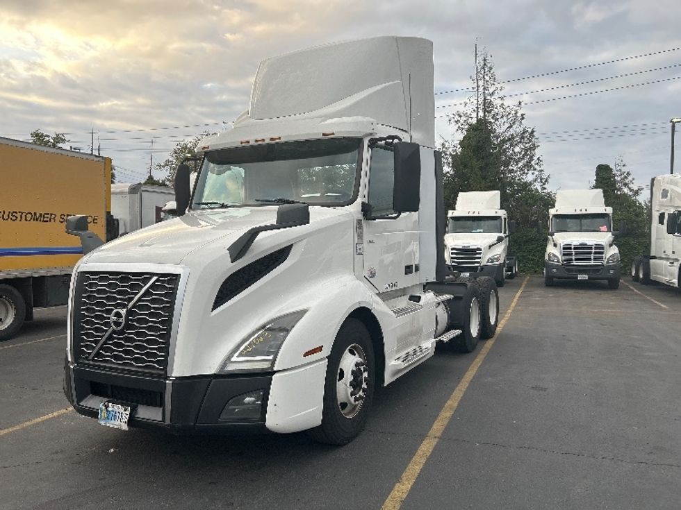 Day Cab Tractor-Heavy Duty Tractors-Volvo-2019-VNL64T300-Kent-WA-417,991\n\t\tmiles-$ 40,500 - Image 3