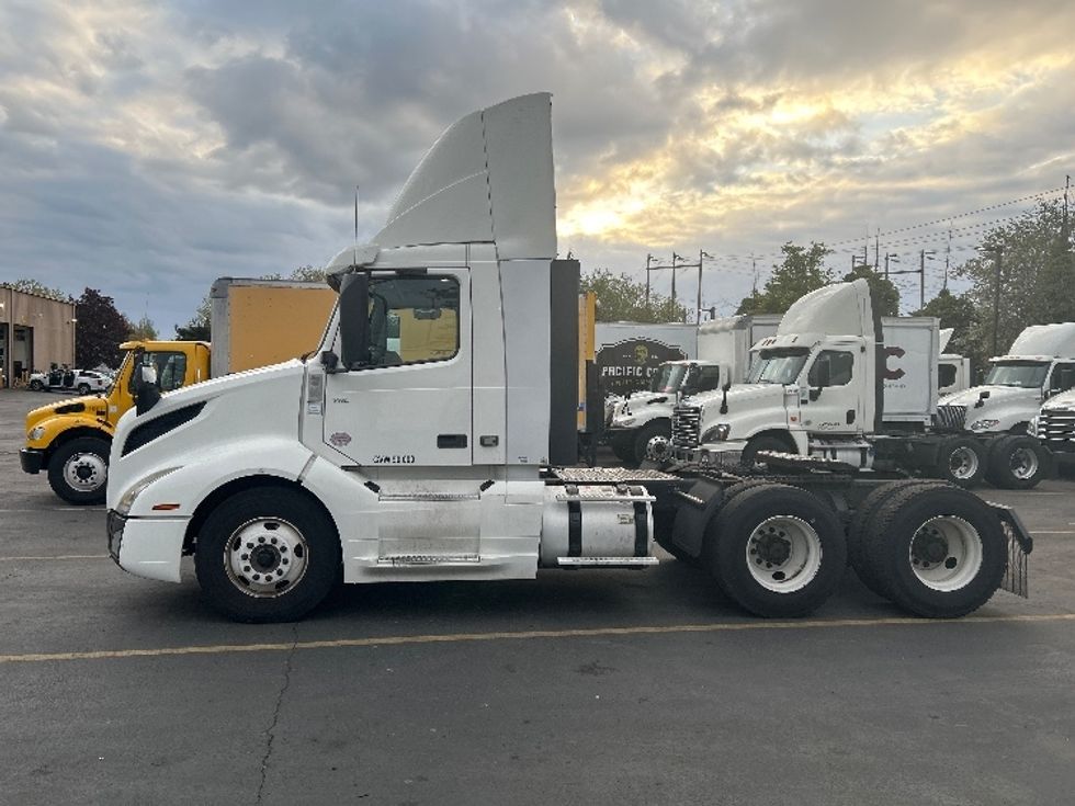 Day Cab Tractor-Heavy Duty Tractors-Volvo-2019-VNL64T300-Kent-WA-417,991\n\t\tmiles-$ 40,500 - Image 4