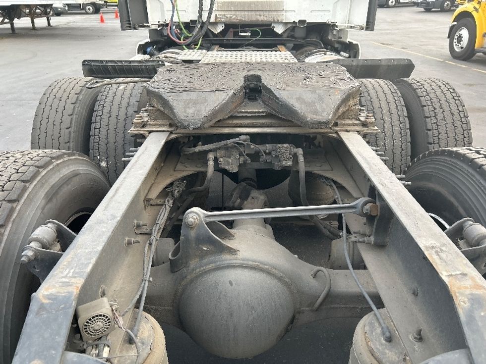 Day Cab Tractor-Heavy Duty Tractors-Volvo-2019-VNL64T300-Kent-WA-417,991\n\t\tmiles-$ 40,500 - Image 6