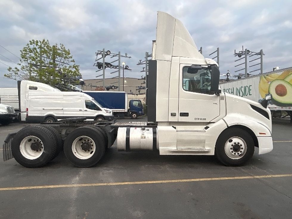 Day Cab Tractor-Heavy Duty Tractors-Volvo-2019-VNL64T300-Kent-WA-417,991\n\t\tmiles-$ 40,500 - Image 8