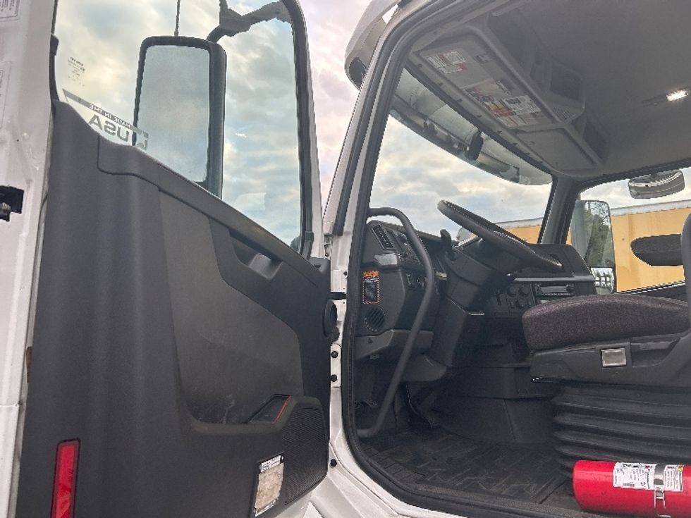 Day Cab Tractor-Heavy Duty Tractors-Volvo-2019-VNL64T300-Kent-WA-417,991\n\t\tmiles-$ 40,500 - Image 9