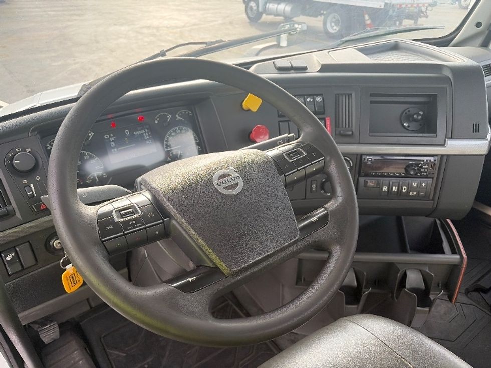 Day Cab Tractor-Heavy Duty Tractors-Volvo-2019-VNL64T300-Kent-WA-428,677\n\t\tmiles-$ 39,000 - Image 10