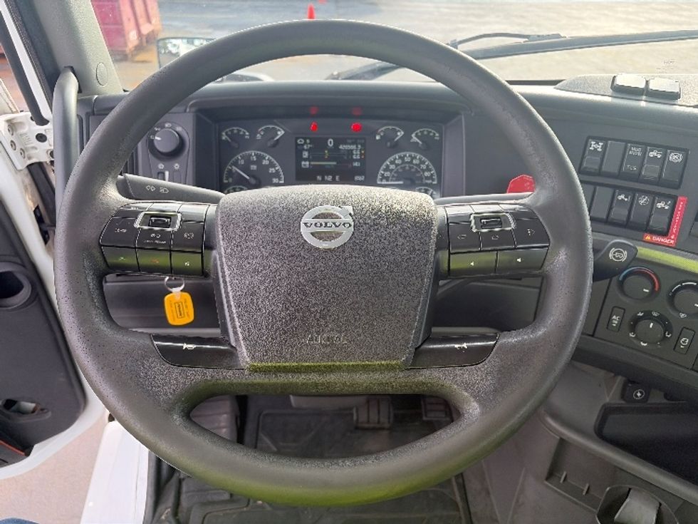 Day Cab Tractor-Heavy Duty Tractors-Volvo-2019-VNL64T300-Kent-WA-428,677\n\t\tmiles-$ 39,000 - Image 11