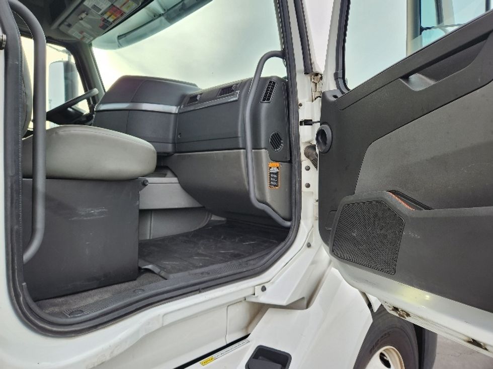 Day Cab Tractor-Heavy Duty Tractors-Volvo-2019-VNL64T300-Kent-WA-428,677\n\t\tmiles-$ 39,000 - Image 12