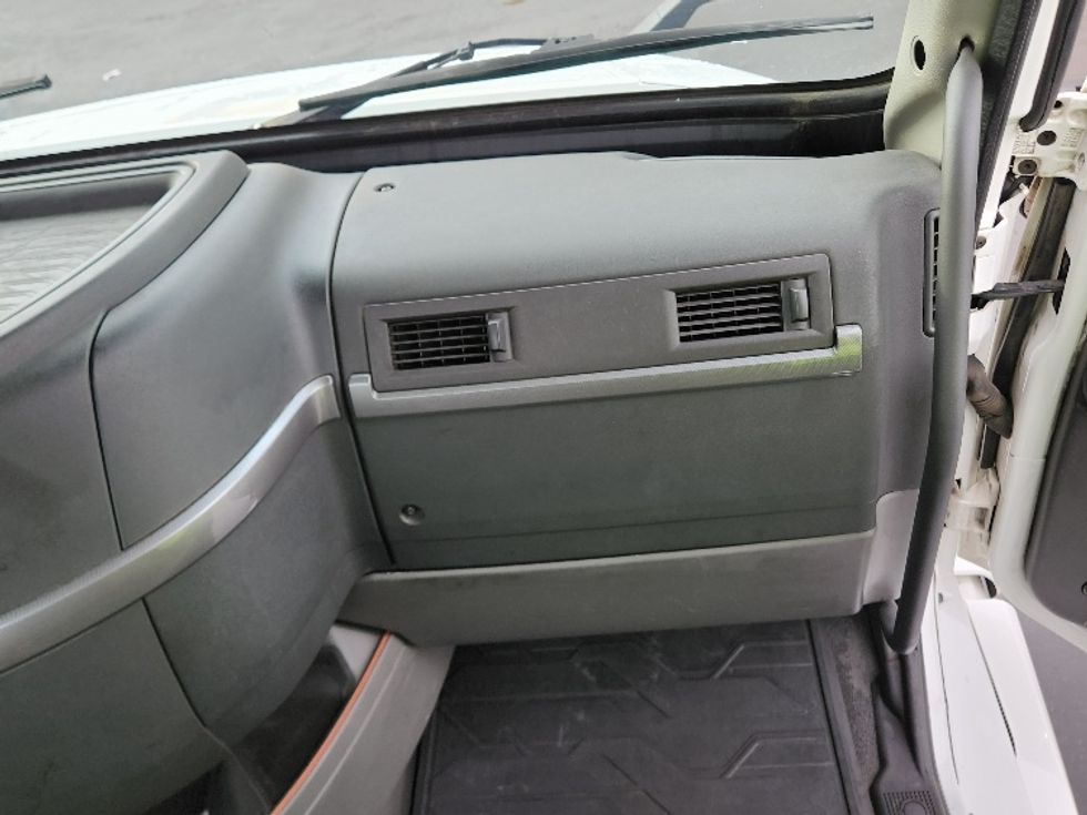 Day Cab Tractor-Heavy Duty Tractors-Volvo-2019-VNL64T300-Kent-WA-428,677\n\t\tmiles-$ 39,000 - Image 13