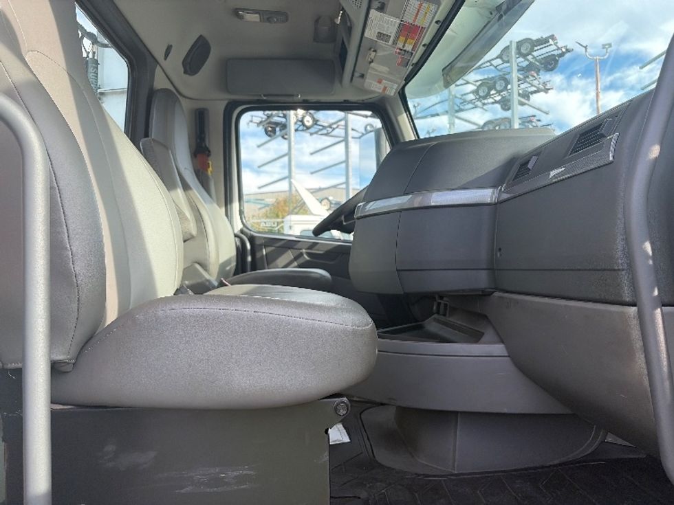 Day Cab Tractor-Heavy Duty Tractors-Volvo-2019-VNL64T300-Kent-WA-428,677\n\t\tmiles-$ 39,000 - Image 14