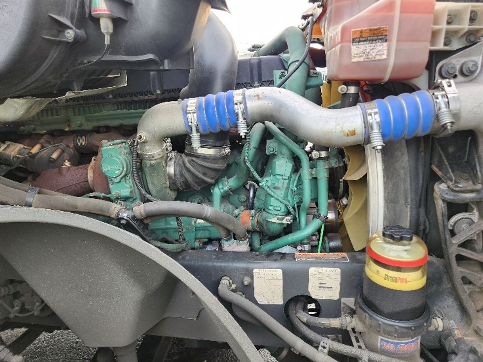 Day Cab Tractor-Heavy Duty Tractors-Volvo-2019-VNL64T300-Kent-WA-428,677\n\t\tmiles-$ 39,000 - Image 15