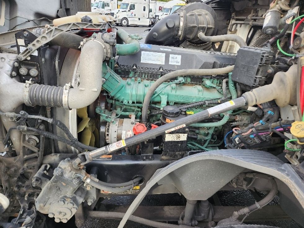Day Cab Tractor-Heavy Duty Tractors-Volvo-2019-VNL64T300-Kent-WA-428,677\n\t\tmiles-$ 39,000 - Image 16