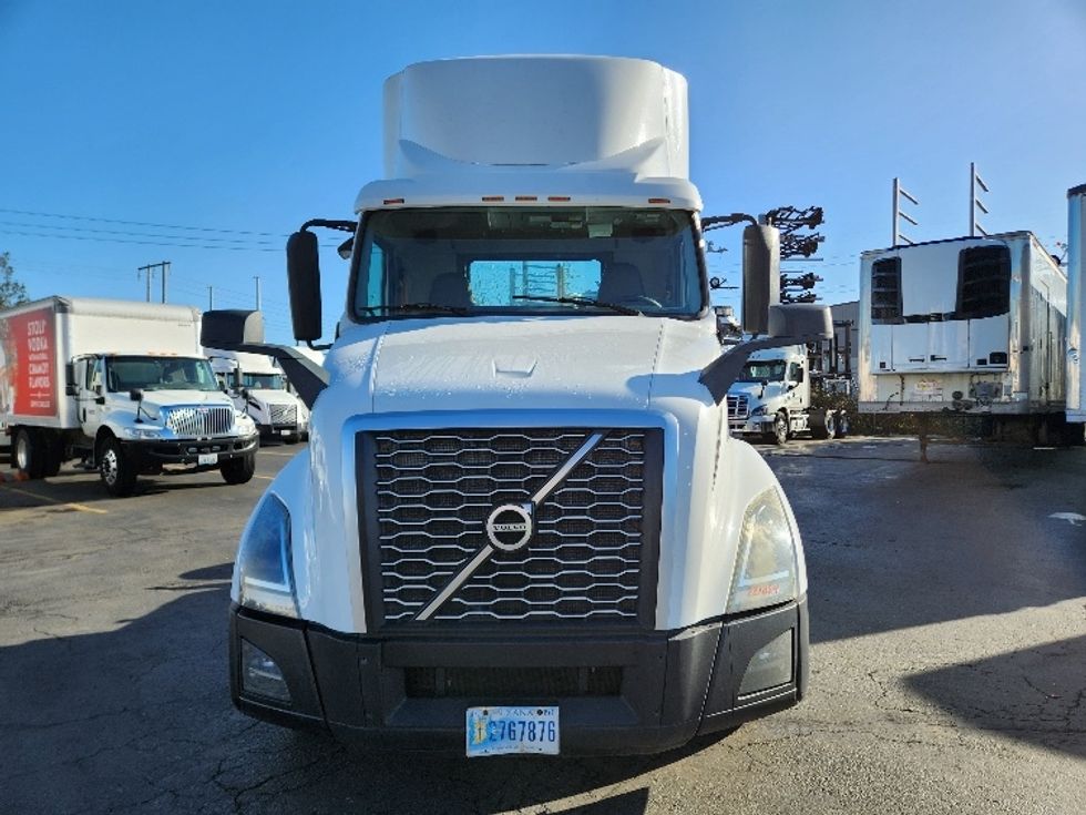 Day Cab Tractor-Heavy Duty Tractors-Volvo-2019-VNL64T300-Kent-WA-428,677\n\t\tmiles-$ 39,000 - Image 2