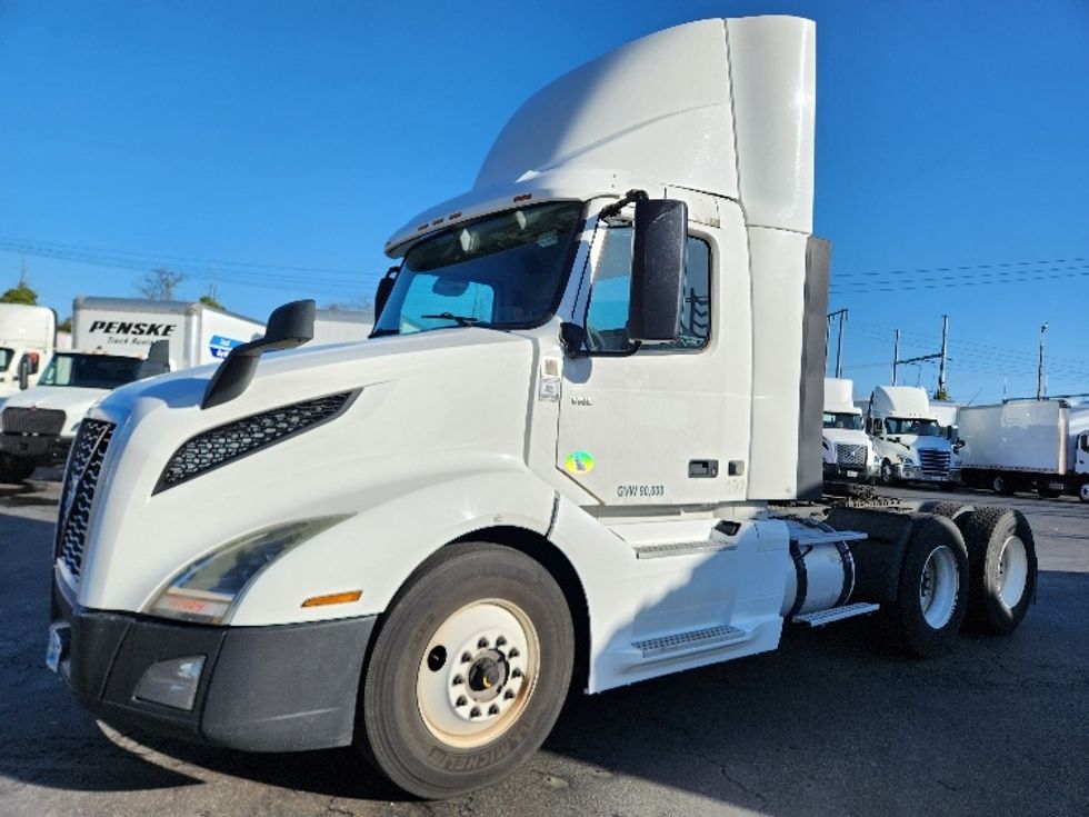 Day Cab Tractor-Heavy Duty Tractors-Volvo-2019-VNL64T300-Kent-WA-428,677\n\t\tmiles-$ 39,000 - Image 3