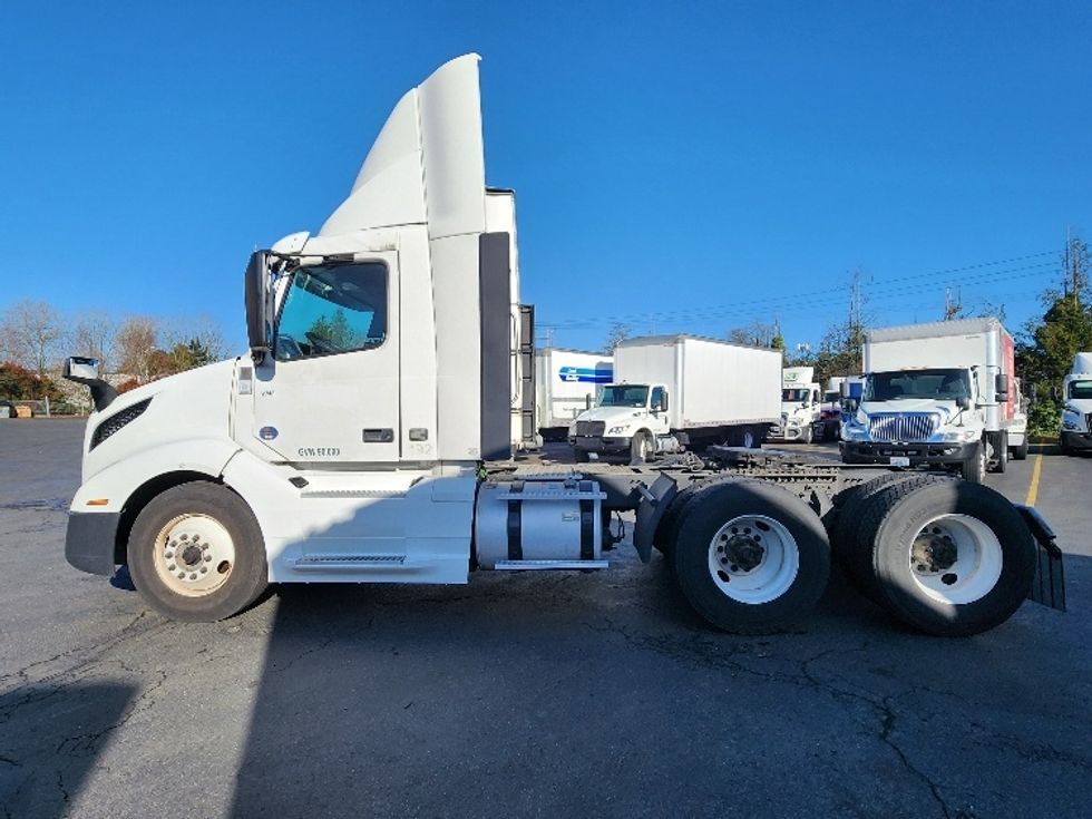Day Cab Tractor-Heavy Duty Tractors-Volvo-2019-VNL64T300-Kent-WA-428,677\n\t\tmiles-$ 39,000 - Image 4