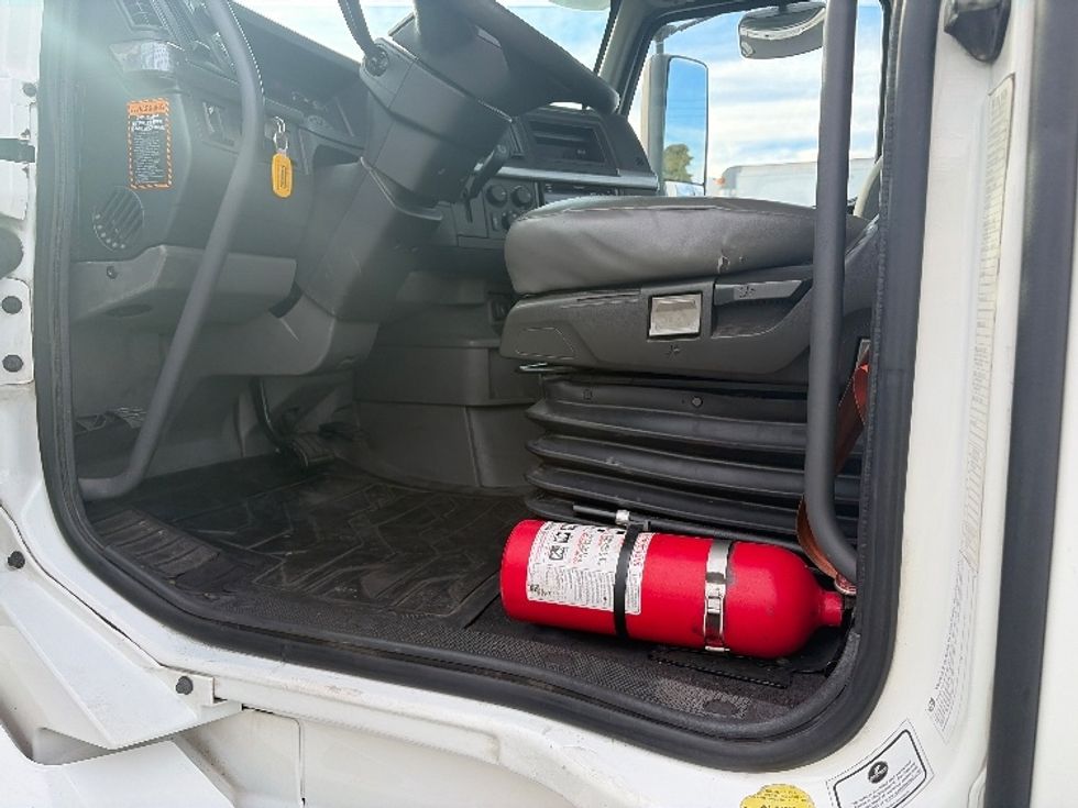 Day Cab Tractor-Heavy Duty Tractors-Volvo-2019-VNL64T300-Kent-WA-428,677\n\t\tmiles-$ 39,000 - Image 9