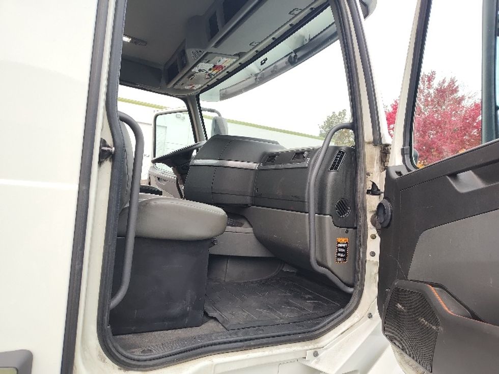 Day Cab Tractor-Heavy Duty Tractors-Volvo-2019-VNL64T300-Kent-WA-435,899\n\t\tmiles-$ 40,000 - Image 12