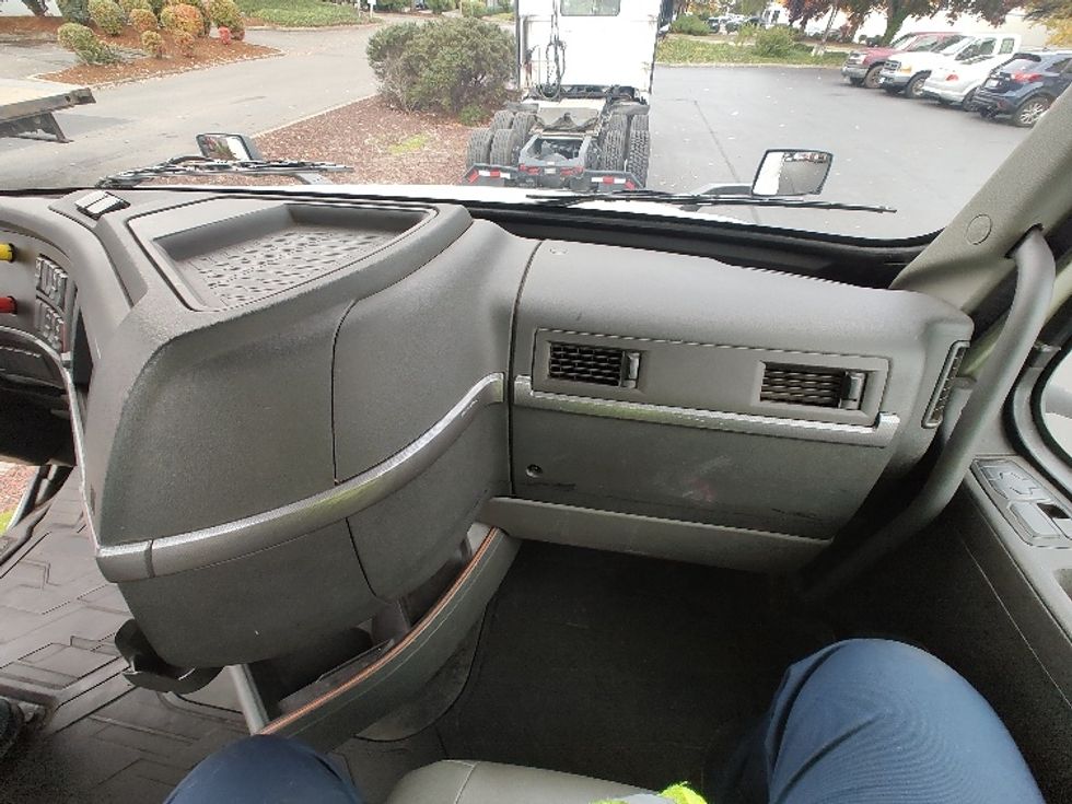 Day Cab Tractor-Heavy Duty Tractors-Volvo-2019-VNL64T300-Kent-WA-435,899\n\t\tmiles-$ 40,000 - Image 13