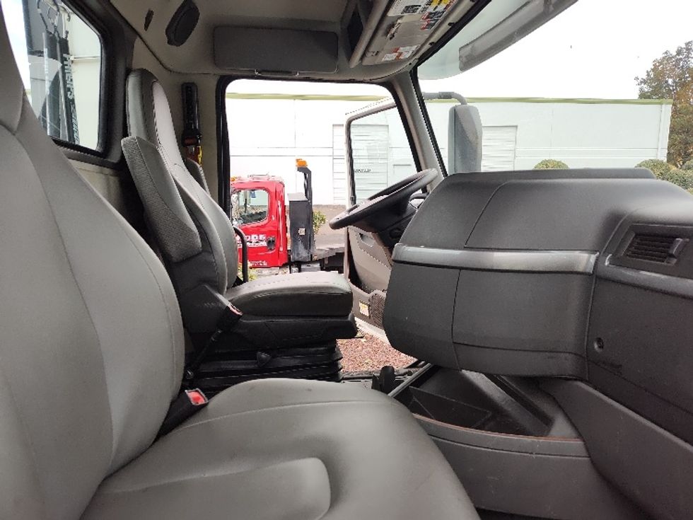 Day Cab Tractor-Heavy Duty Tractors-Volvo-2019-VNL64T300-Kent-WA-435,899\n\t\tmiles-$ 40,000 - Image 14
