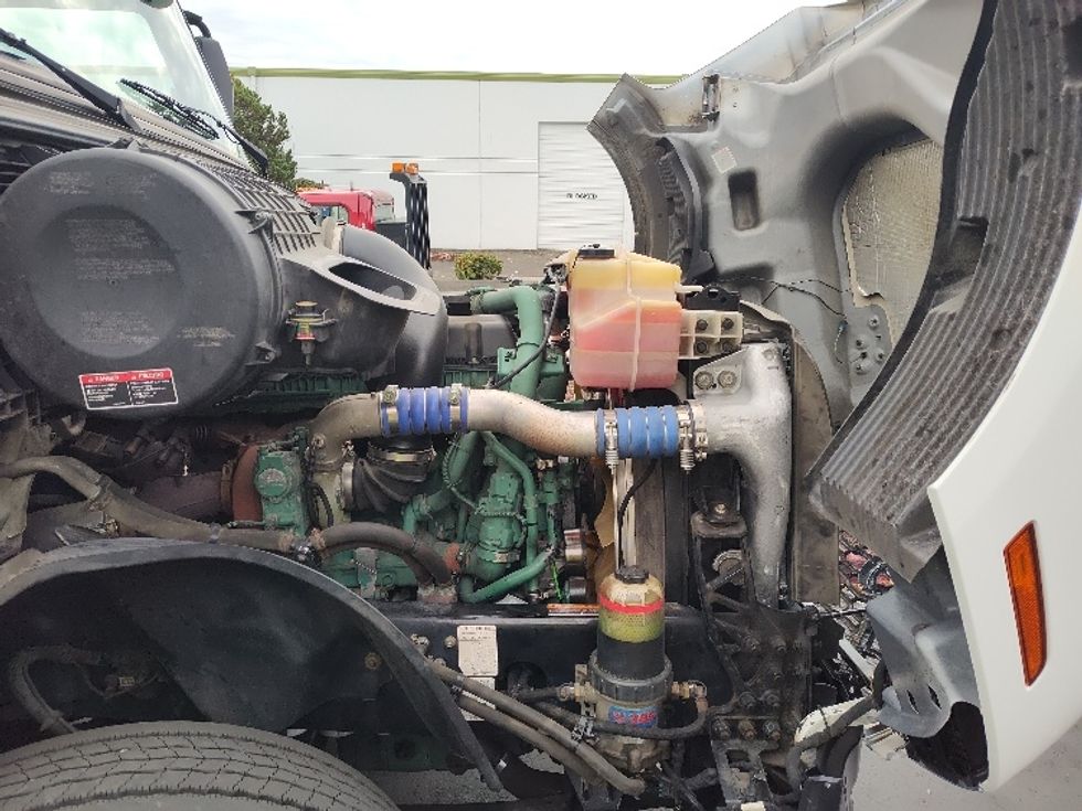 Day Cab Tractor-Heavy Duty Tractors-Volvo-2019-VNL64T300-Kent-WA-435,899\n\t\tmiles-$ 40,000 - Image 15