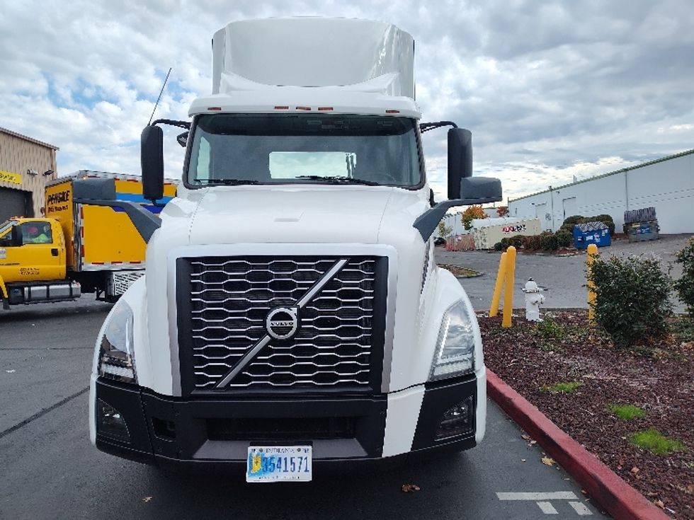 Day Cab Tractor-Heavy Duty Tractors-Volvo-2019-VNL64T300-Kent-WA-435,899\n\t\tmiles-$ 40,000 - Image 2