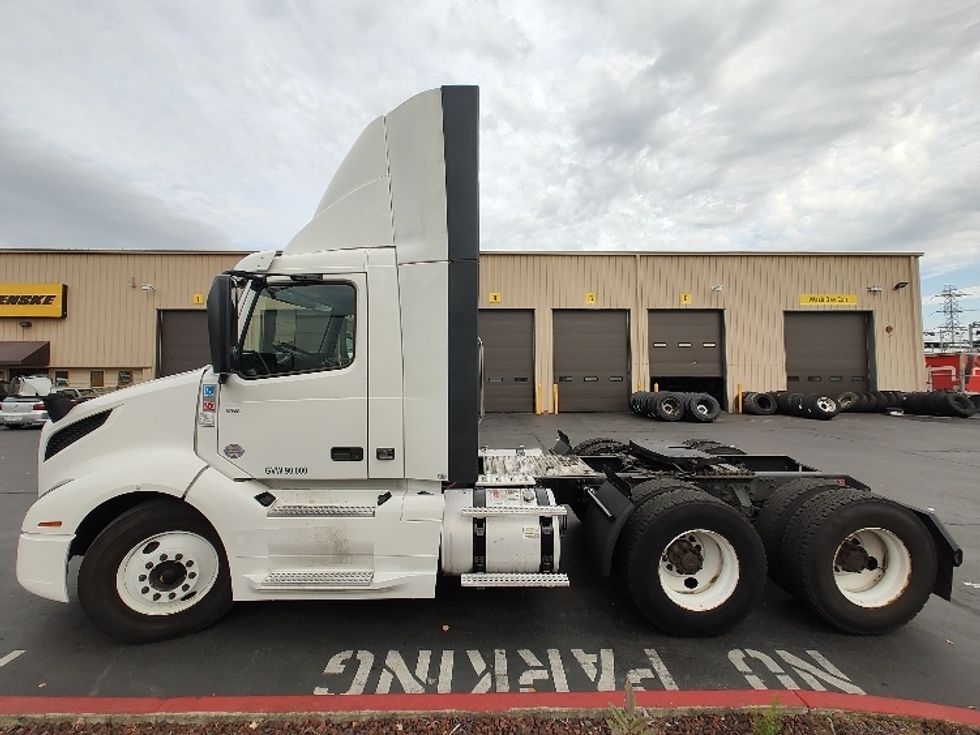 Day Cab Tractor-Heavy Duty Tractors-Volvo-2019-VNL64T300-Kent-WA-435,899\n\t\tmiles-$ 40,000 - Image 4