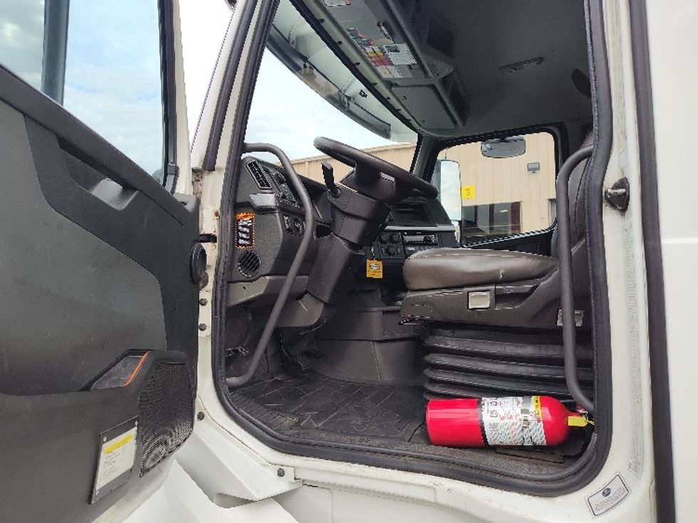 Day Cab Tractor-Heavy Duty Tractors-Volvo-2019-VNL64T300-Kent-WA-435,899\n\t\tmiles-$ 40,000 - Image 9