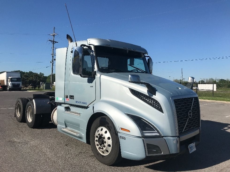 2019 Volvo VNL64T300 Day Cab Tractor
