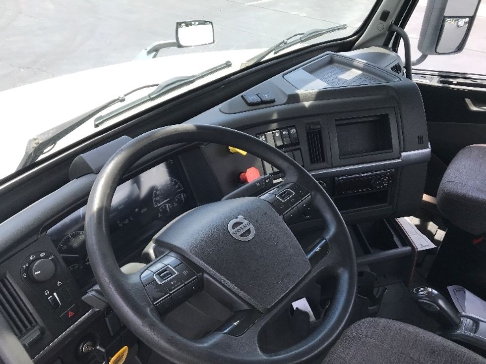 Day Cab Tractor-Heavy Duty Tractors-Volvo-2019-VNL64T300-Lancaster-PA-339,123\n\t\tmiles-$ 43,000 - Image 10