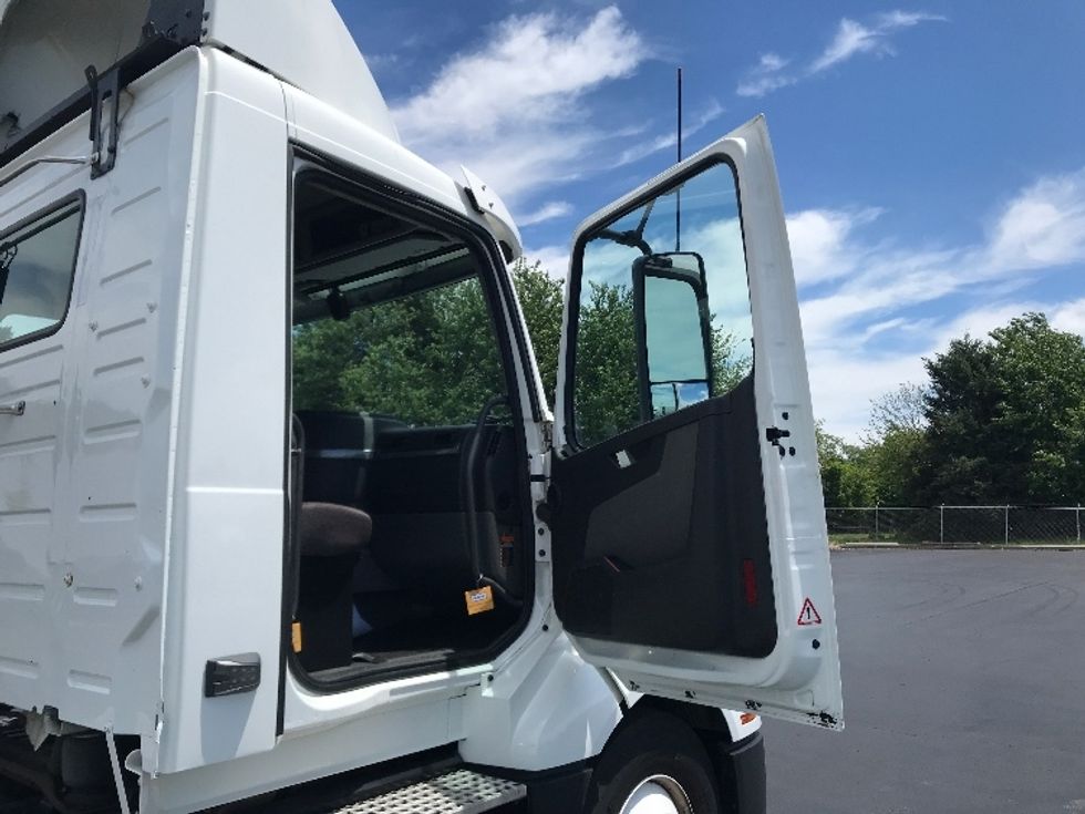 Day Cab Tractor-Heavy Duty Tractors-Volvo-2019-VNL64T300-Lancaster-PA-339,123\n\t\tmiles-$ 43,000 - Image 11
