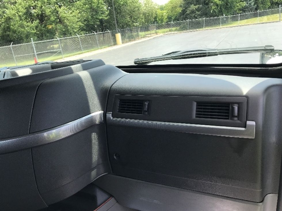 Day Cab Tractor-Heavy Duty Tractors-Volvo-2019-VNL64T300-Lancaster-PA-339,123\n\t\tmiles-$ 43,000 - Image 12